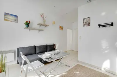 Coin salon dans l'établissement Cozy apartment - 1BR-3P - Gare du Nord