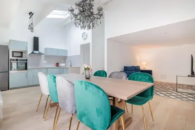 Cuisine ou kitchenette dans l'établissement Superbe appartement 8 personnes #5
