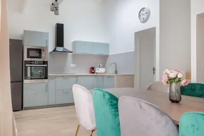 Cuisine ou kitchenette dans l'établissement Superbe appartement 8 personnes #5