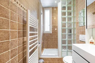 Salle de bains dans l'établissement GuestReady - Charmant Appartement Lumineux