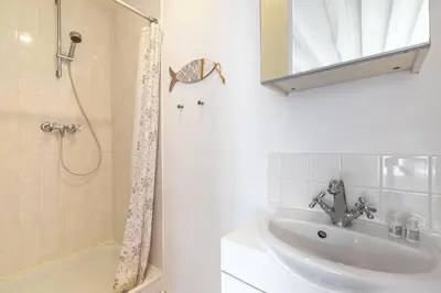 Salle de bains dans l'établissement GuestReady - Superb haven of peace in Marais