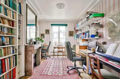 Bibliothèque dans l'appartement