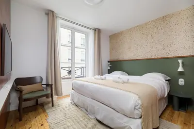 Un ou plusieurs lits dans un hébergement de l'établissement Paris La Belle - Marais