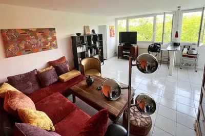Télévision ou salle de divertissement dans l'établissement Appartement lumineux Père Lachaise