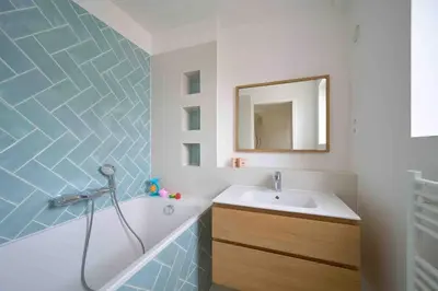 Salle de bains dans l'établissement Marais - Parents Suite & Kids Room with Park View