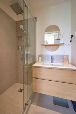 Salle de bains dans l'établissement Marais - Parents Suite & Kids Room with Park View