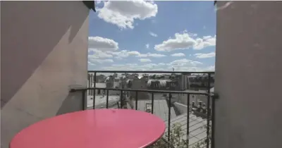 Balcon ou terrasse dans l'établissement Sous les toits de Paris shared place