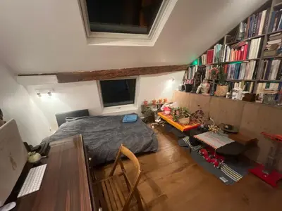 Bibliothèque dans le séjour chez l'habitant