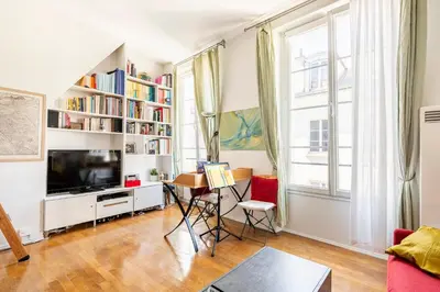 Télévision ou salle de divertissement dans l'établissement Appartement de charme - Haut Marais - Paris Centre