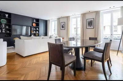Coin salon dans l'établissement Amazing apartment 2BDR/6PAX next to Champs Elysées