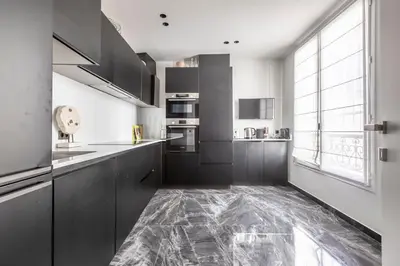 Cuisine ou kitchenette dans l'établissement Amazing apartment 2BDR/6PAX next to Champs Elysées