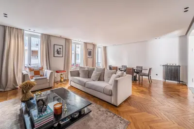 Coin salon dans l'établissement Amazing apartment 2BDR/6PAX next to Champs Elysées