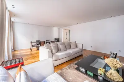 Coin salon dans l'établissement Amazing apartment 2BDR/6PAX next to Champs Elysées