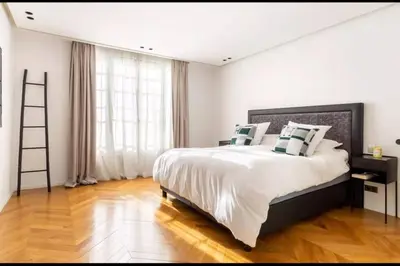 Un ou plusieurs lits dans un hébergement de l'établissement Amazing apartment 2BDR/6PAX next to Champs Elysées