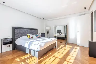 Un ou plusieurs lits dans un hébergement de l'établissement Amazing apartment 2BDR/6PAX next to Champs Elysées