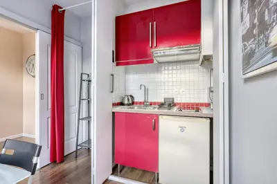 Cuisine ou kitchenette dans l'établissement Ideal & Comfy Cocoon at the Luxury Paris 16.