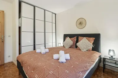 Un ou plusieurs lits dans un hébergement de l'établissement Charming apartment heart of 15th