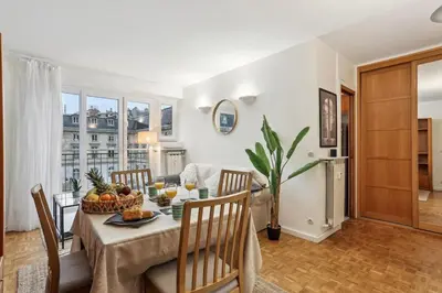 Coin salon dans l'établissement Charming apartment heart of 15th