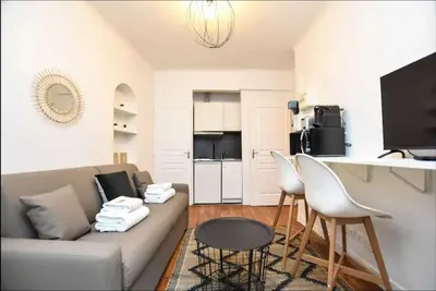 Cuisine ou kitchenette dans l'établissement Cosy Studio Neuilly