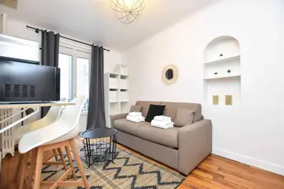 Coin salon dans l'établissement Cosy Studio Neuilly