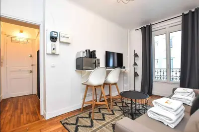 Télévision ou salle de divertissement dans l'établissement Cosy Studio Neuilly