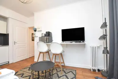 Télévision ou salle de divertissement dans l'établissement Cosy Studio Neuilly