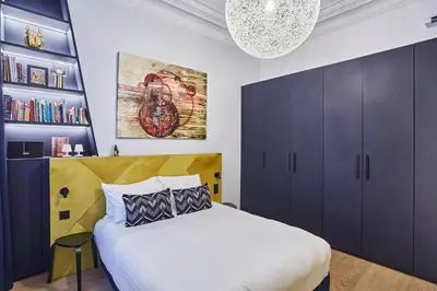 Un ou plusieurs lits dans un hébergement de l'établissement LE MARAIS Luxury Apartment in the heart of Paris - 2 Bed 2 Bath with AC