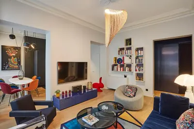 Télévision ou salle de divertissement dans l'établissement LE MARAIS Luxury Apartment in the heart of Paris - 2 Bed 2 Bath with AC
