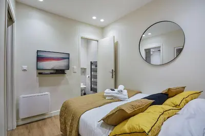 Un ou plusieurs lits dans un hébergement de l'établissement Apartment Sacré coeur by Studio prestige