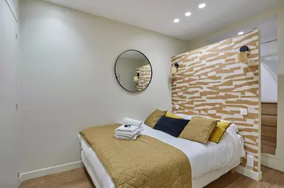 Un ou plusieurs lits dans un hébergement de l'établissement Apartment Sacré coeur by Studio prestige