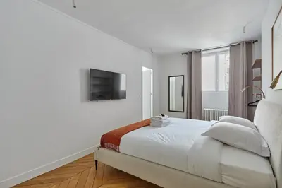 Un ou plusieurs lits dans un hébergement de l'établissement Apartment Louvre Palais Royal by Studio prestige