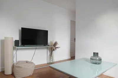 Télévision ou salle de divertissement dans l'établissement Skyline Parisian Flat - Exclusif Saint-Honoré
