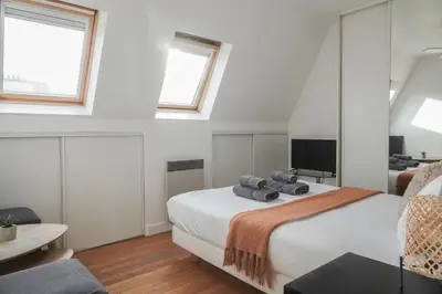Un ou plusieurs lits dans un hébergement de l'établissement Skyline Parisian Flat - Exclusif Saint-Honoré