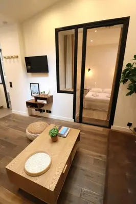 Un ou plusieurs lits dans un hébergement de l'établissement Cosy 2 chambres Père-Lachaise