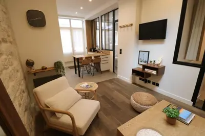 Télévision ou salle de divertissement dans l'établissement Cosy 2 chambres Père-Lachaise