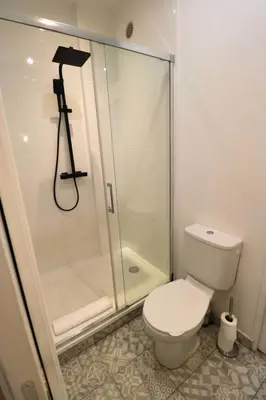Salle de bains dans l'établissement Cosy 2 chambres Père-Lachaise