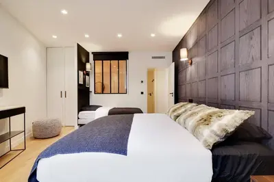 Un ou plusieurs lits dans un hébergement de l'établissement Appartement de Luxe 2BDR/7P - Louvre/tuileries