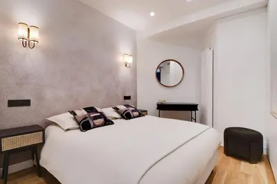 Un ou plusieurs lits dans un hébergement de l'établissement Appartement de Luxe 2BDR/7P - Louvre/tuileries