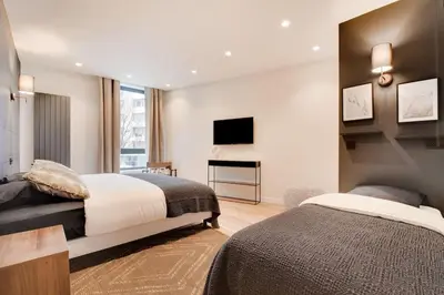 Un ou plusieurs lits dans un hébergement de l'établissement Appartement de Luxe 2BDR/7P - Louvre/tuileries