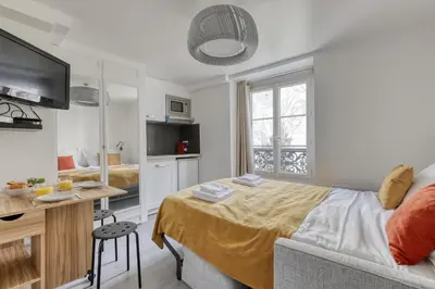 Cuisine ou kitchenette dans l'établissement Branded New Cozy Studio in the Heart of Paris 17
