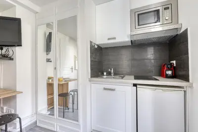 Cuisine ou kitchenette dans l'établissement Branded New Cozy Studio in the Heart of Paris 17
