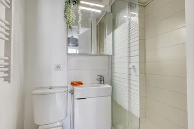 Salle de bains dans l'établissement Branded New Cozy Studio in the Heart of Paris 17