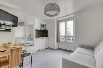 Cuisine ou kitchenette dans l'établissement Branded New Cozy Studio in the Heart of Paris 17