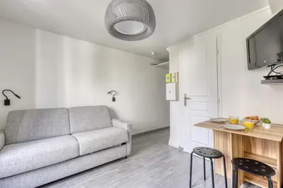 Coin salon dans l'établissement Branded New Cozy Studio in the Heart of Paris 17