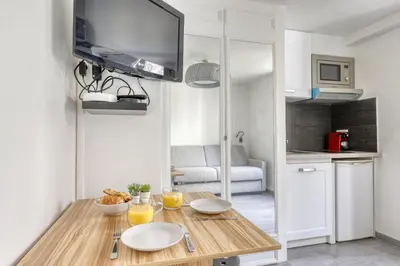 Cuisine ou kitchenette dans l'établissement Branded New Cozy Studio in the Heart of Paris 17