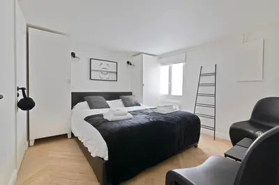 Plan de l'établissement Élégant Appartement près du Musée du Louvre et du Jardin des Tuileries Free Netflix