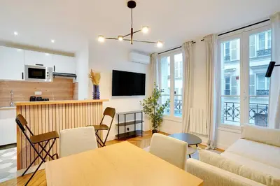 Télévision ou salle de divertissement dans l'établissement Charming Apartment - 1B-4P - Sacré Coeur