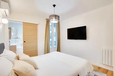 Télévision ou salle de divertissement dans l'établissement Charming Apartment - 1B-4P - Sacré Coeur