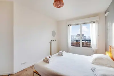 Un ou plusieurs lits dans un hébergement de l'établissement Sumptuous 3BR-6P Apartment with terrace-Near Paris