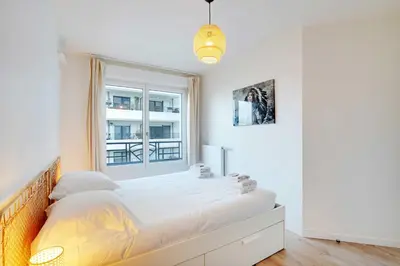 Un ou plusieurs lits dans un hébergement de l'établissement Sumptuous 3BR-6P Apartment with terrace-Near Paris